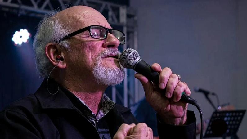 Artistas, como Paulo Cezar do grupo Logos (foto), se apresentam no evento de música cristã em Vila Velha, reunindo gerações.