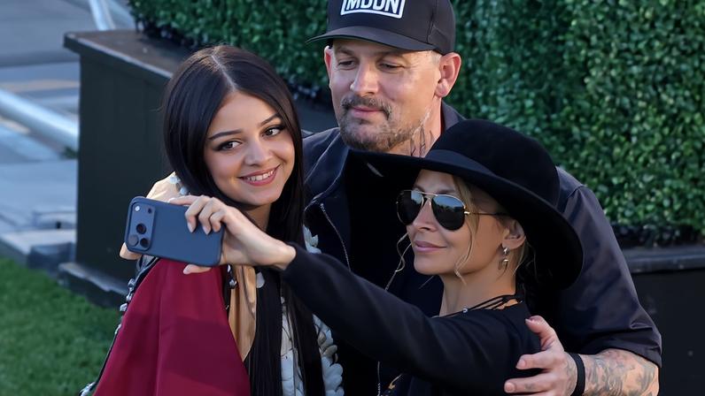 Nicole Richie e Benji Madden celebram formatura do colégio de Kate com Sparrow