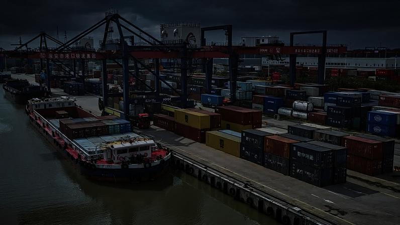 Navio cargueiro em Huai’an, na província de Jiangsu, leste da China: as importações no mesmo mês aumentaram 1% (Costfoto/NurPhoto /Getty Images)