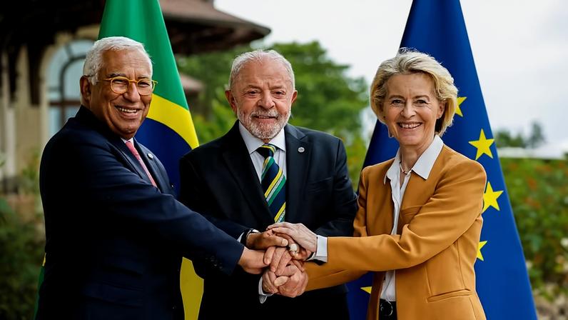 Lula com com líder da União Europeia e presidente da Comissão Europeia. — Foto: Ricardo Stuckert/ Presidência da República