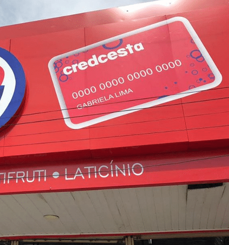 Fachada de unidade da Cesta do Povo após a privatização na Bahia, com a propaganda do cartão Credcesta