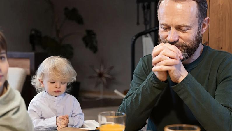 Estudo mostra que a prática religiosa dos pais impacta a fé na vida adulta dos filhos.