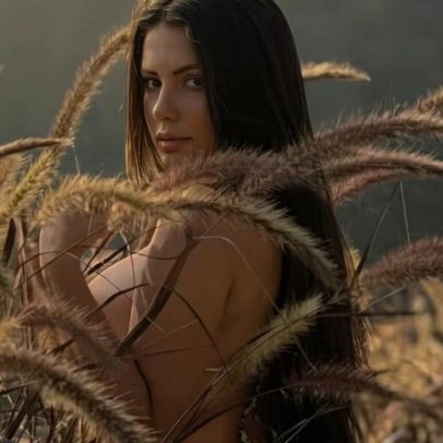 Ex-BBB Fernanda Bande recebe elogios e alerta após foto de biquíni na natureza