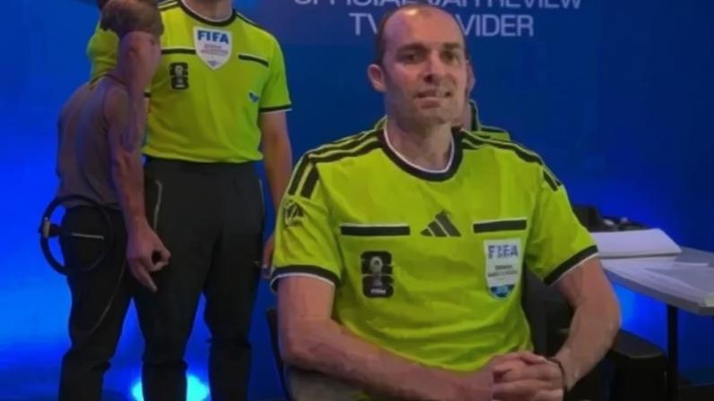 Gesto de árbitro assistente durante a transmissão televisiva pré-jogo da partida do Grupo E da Copa do Mundo (Alemanha e Curaçao). Foto: Redes Sociais/Reprodução