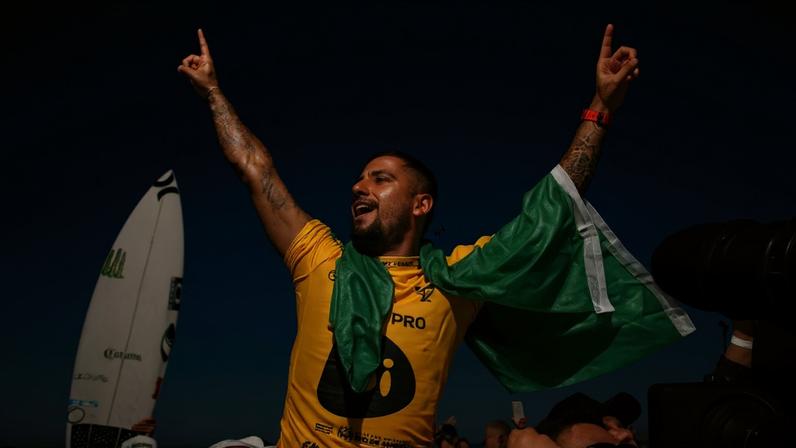 Filipe Toledo mira recorde histórico no Brasil após tetracampeonato na WSL