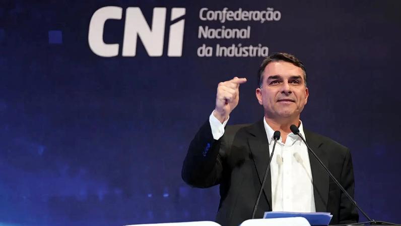 Flávio Bolsonaro afirma que STF parece delegacia de polícia