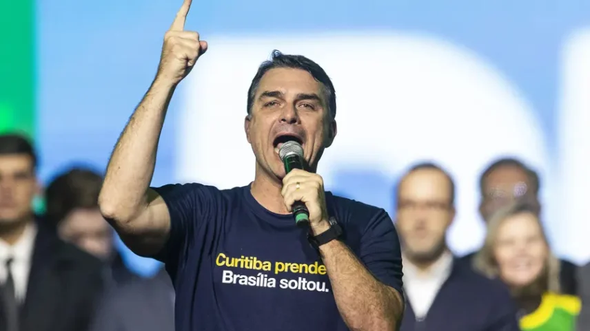 Flávio Bolsonaro participou, em Curitiba, do lançamento da pré-candidatura do senador Sergio Moro ao governo do Paraná (Foto: EFE/ Hedeson Alves)
