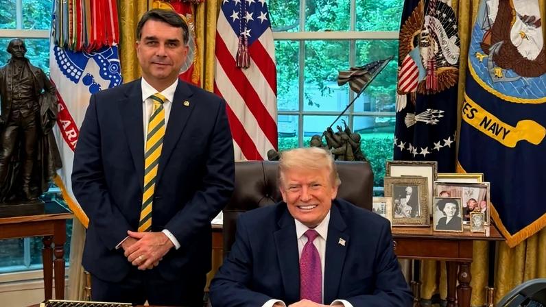 O senador Flávio Bolsonaro (PL-RJ) e o presidente dos Estados Unidos, Donald Trump. Foto: Reprodução X