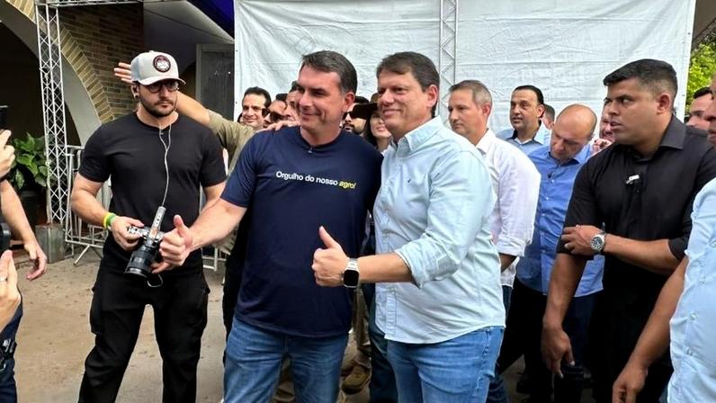 27.abr.2026 - Flávio e Tarcísio têm encontro marcado na Marcha para Jesus depois de afastamento por áudio do senador com Daniel Vorcaro