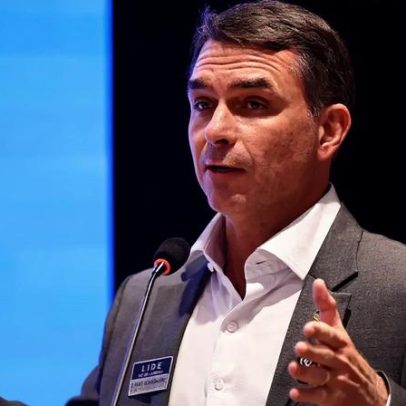 Flávio defende relação com Vorcaro em filme sobre trajetória de Bolsonaro