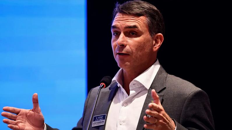 Senador reforça que pedido de dinheiro a banqueiro preso ocorreu exclusivamente para o filme sobre a carreira política do pai. (Foto: André Coelho/EFE)