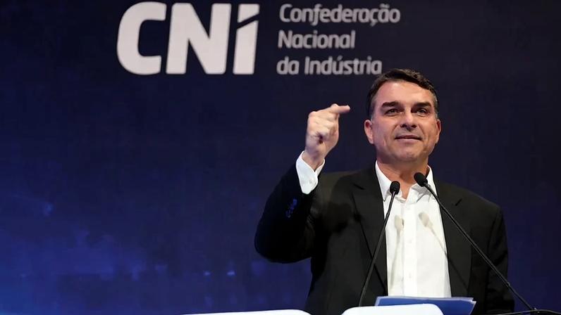 Flávio Bolsonaro e Zema defendem privatizações no setor industrial