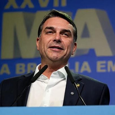 Flávio Bolsonaro diz preferir mulher para compor chapa