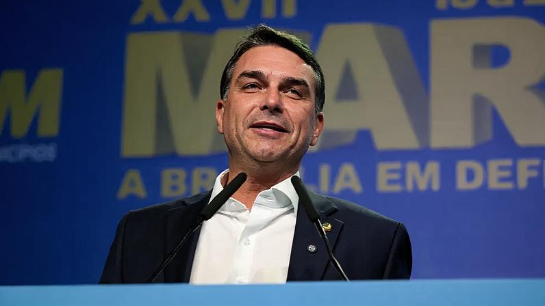 Flávio Bolsonaro diz preferir mulher para compor chapa