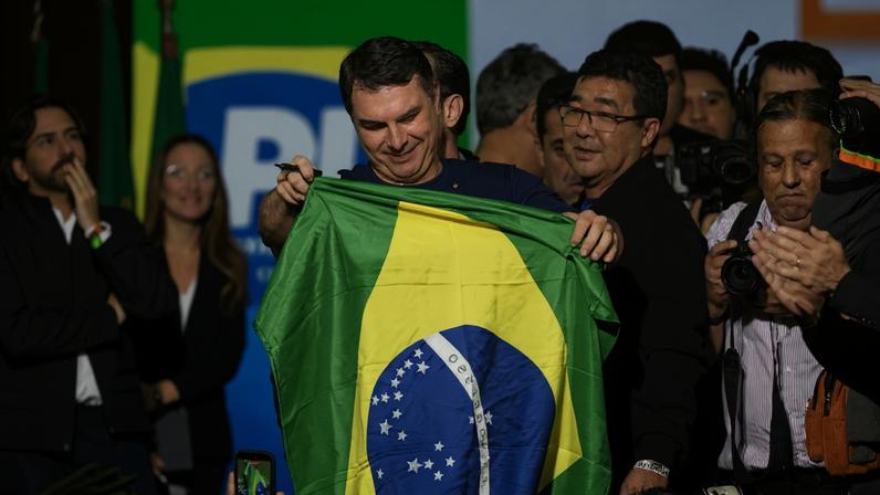 Flávio Bolsonaro intensifica o discurso religioso e reforça a aproximação com o eleitorado evangélico em meio à pré-campanha (Foto: EFE/ Hedeson Alves)