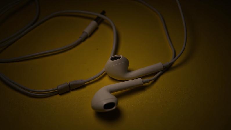 Fones de ouvido com fio: objeto virou moda entre a geração Z ( typoartbs/Freepik)