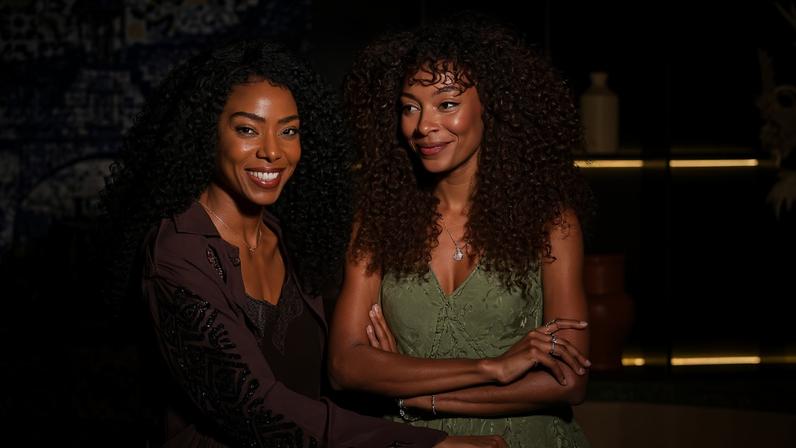 Jéssica Córes e Jeniffer Dias vivem Carmem e Serena, respectivamente, na novelinha — Foto: Globo/Beatriz Damy