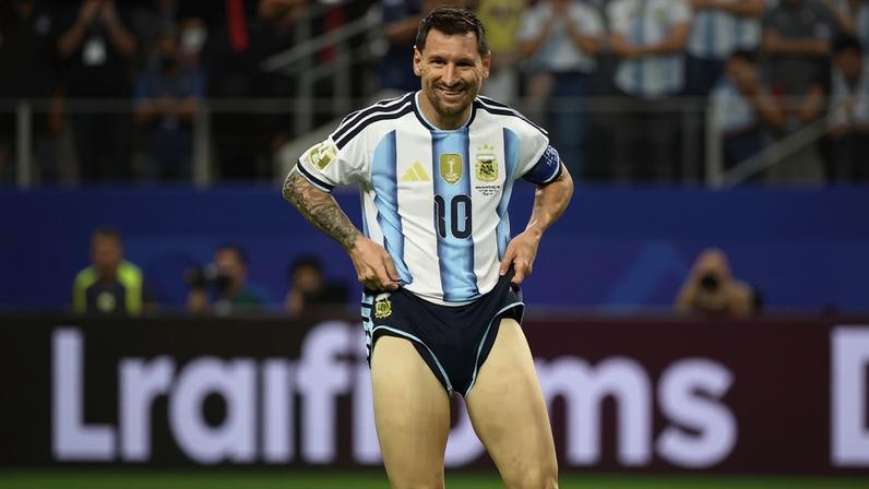 Messi perde pênalti na Copa e internet reage