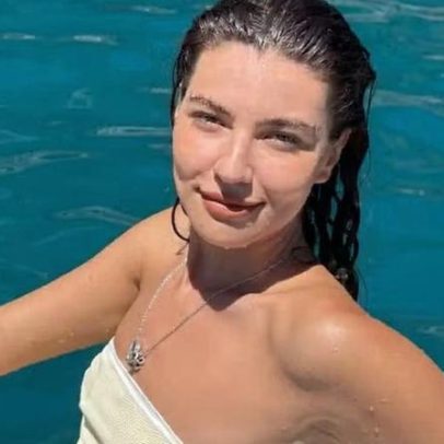 Alanis Guillen curte passeio de barco durante férias na Europa