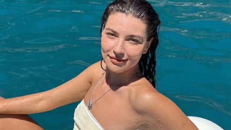 Alanis Guillen curte passeio de barco durante férias na Europa