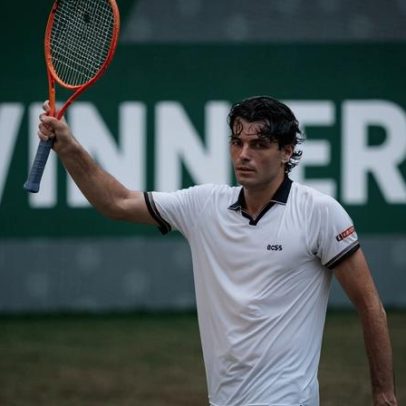 Fritz vira sobre Zverev e avança à final na grama