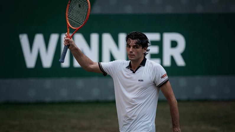 Fritz vira sobre Zverev e avança à final na grama