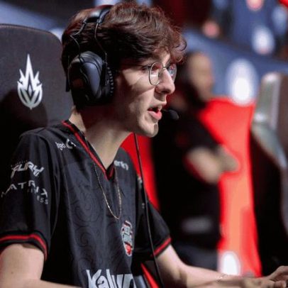 RED multa frosty e zynts por comentários em live