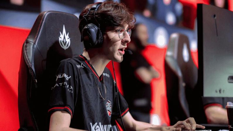 RED multa frosty e zynts por comentários em live