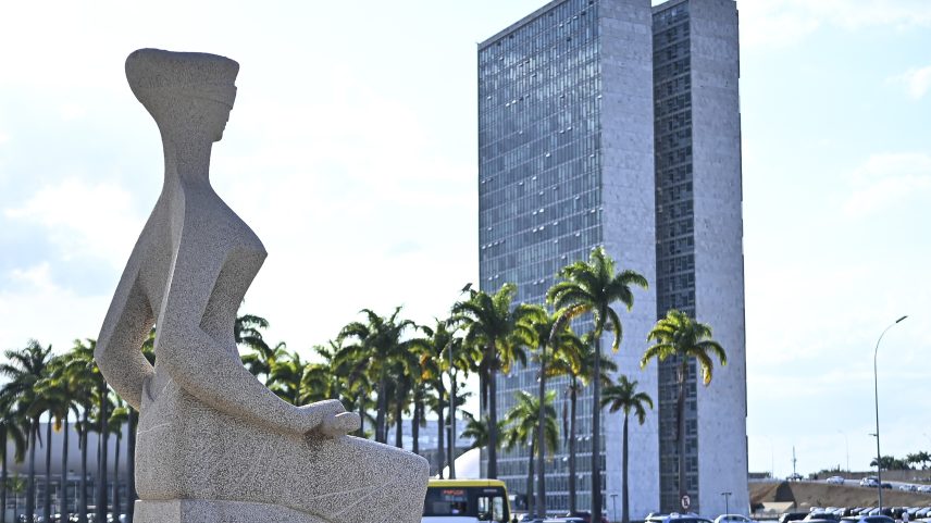 A estátua 'A Justiça', em frente ao prédio do STF e ao fundo Prédio do Congresso Nacional. — Foto: TON MOLINA/FOTOARENA/ESTADÃO CONTEÚDO
