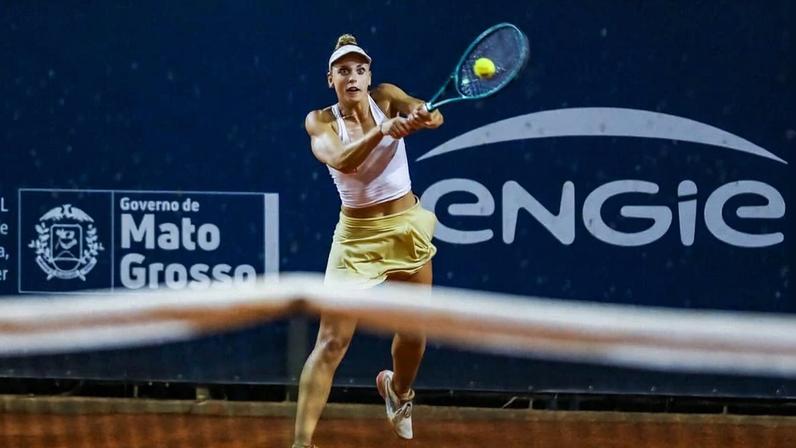 Carol Meligeni enfrenta Luiza Fullana por vaga na semifinal em Cuiabá