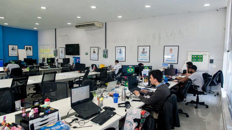 A startup GetNinjas já está enfeitada para a Copa do Mundo; funcionários verão jogos em telão — Foto: Marcelo Brandt/G1