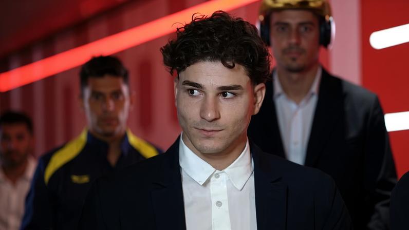 Julián Álvarez chega ao Emirates Stadium para Arsenal x Atlético de Madrid — Foto: Getty Images