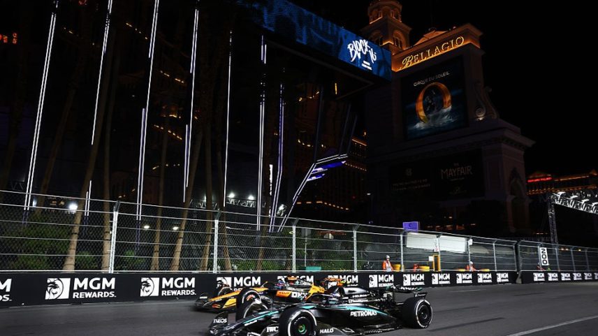 Oscar Piastri e Andrea Kimi Antonelli disputam posição no GP de Las Vegas da F1 em 2025 — Foto: Zak Mauger/LAT Images