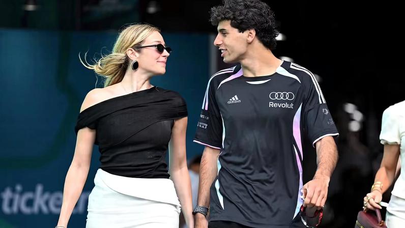 Gabriel Bortoleto com a namorada, Isabella Bernardini, no GP de Miami — Foto: Michael Potts/LAT Images