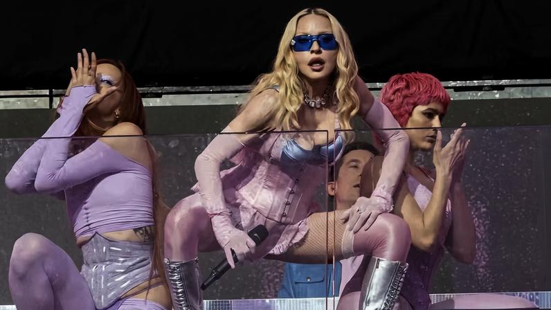 Madonna faz show surpresa na Times Square, em Nova York — Foto: Getty Images