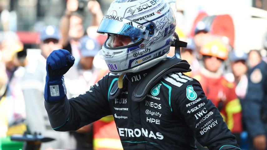 Max Verstappen, o pole Kimi Antonelli e Lewis Hamilton após a classificação do GP de Mônaco da F1 em 2026 — Foto: Rudy Carezzevoli/Getty Images