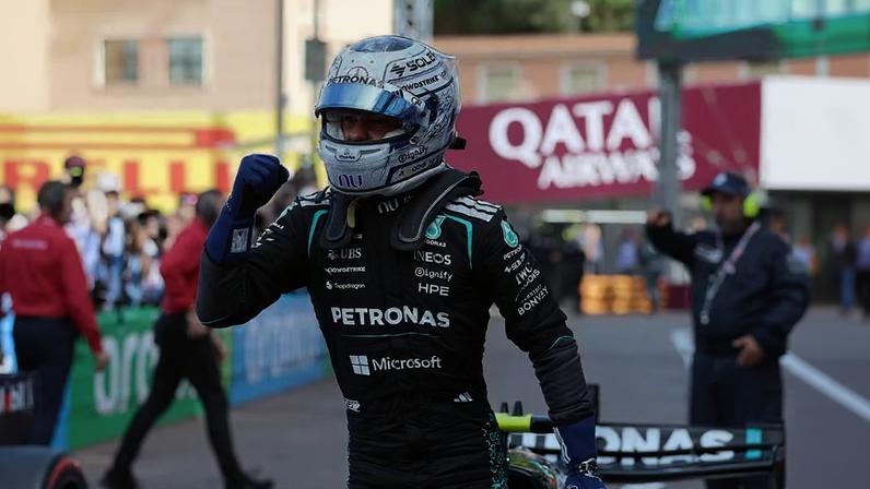 Andrea Kimi Antonelli comemora primeira pole da carreira no GP de Mônaco, na F1 em 2026 — Foto: Steven Tee/Getty Images