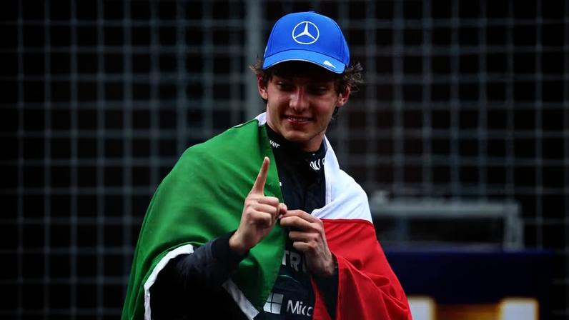 Kimi Antonelli com a bandeira da Itália após vencer o GP de Mônaco — Foto: Alastair Staley/LAT Images