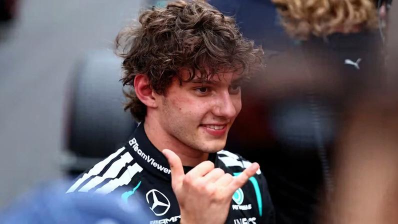 Antonelli faz o hangloose para comemorar vitória em Mônaco — Foto: Getty Images