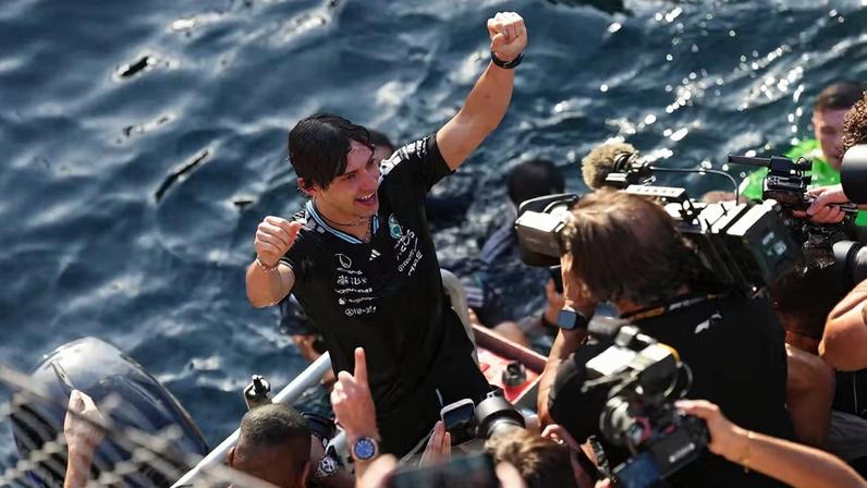 Kimi Antonelli comemora vitória com a Mercedes no GP de Mônaco — Foto: Alex Bierens de Haan/LAT Images