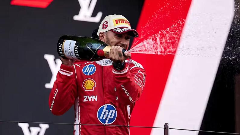 Lewis Hamilton no pódio do GP de Mônaco da F1 em 2026 — Foto: Emmanuele Ciancaglini/Ciancaphoto Studio/Getty Images
