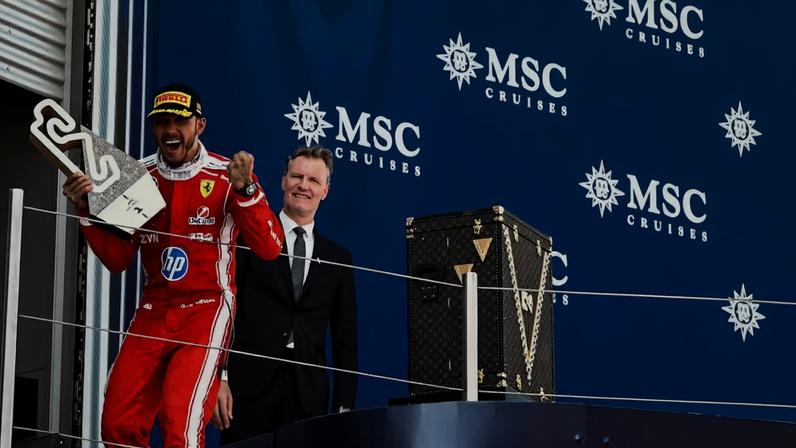 Lewis Hamilton comemora vitória no GP de Barcelona-Catalunha da F1 2026 — Foto: Luca Barsali/NurPhoto via Getty Images