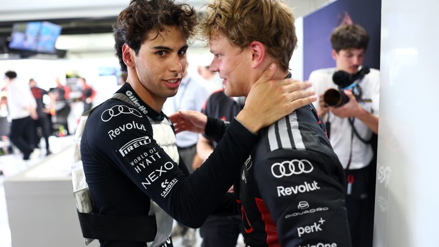 Gabriel Bortoleto e Paul Aron após treino livre para o GP de Barcelona-Catalunha — Foto: Andy Hone/LAT Images
