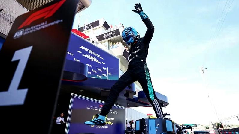 George Russell comemora pole position do GP de Barcelona-Catalunha da F1 2026 — Foto: Bryn Lennon - Formula 1/Formula 1 via Getty Images