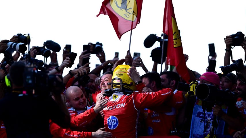 Hamilton nos braços dos mecânicos da Ferrari após vencer em Barcelona — Foto: Mario Renzi - Formula 1/Formula 1 via Getty Images