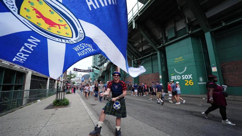 Exército Tartã: torcedores da Escócia agitam Boston há uma semana — Foto: Getty Images