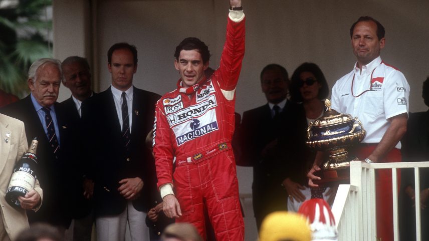 Príncipes Rainier e Albert no icônico pódio de Mônaco com Ayrton Senna e Ron Dennis em 1992 — Foto: Paul-Henri Cahier/Getty Images