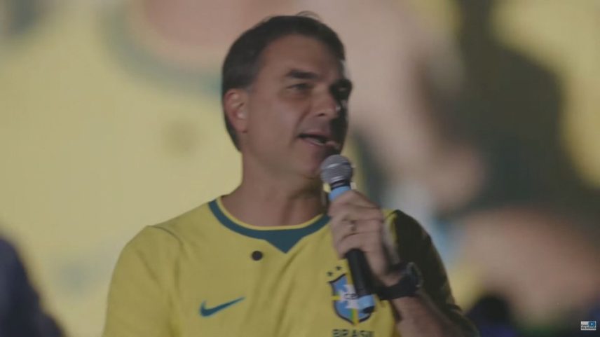 Flávio Bolsonaro diz que é candidato à Presidência e usa slogan de Lula