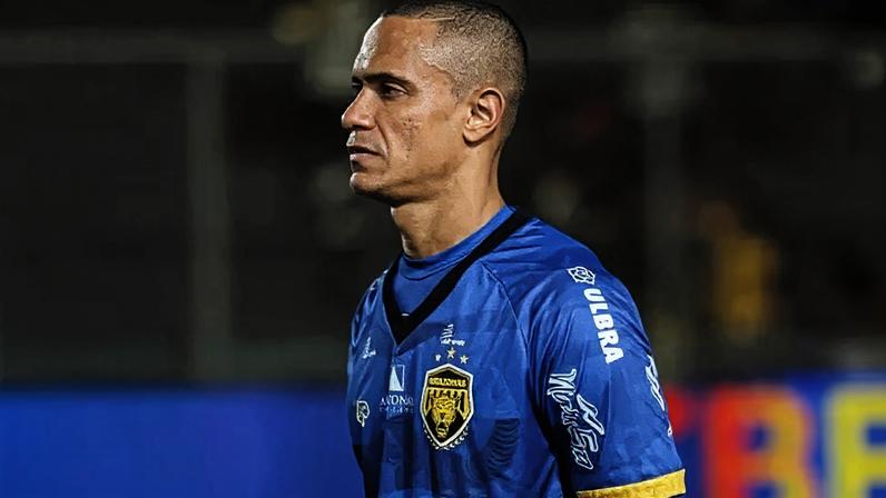 Renan negocia saída do Amazonas FC e fica fora da partida