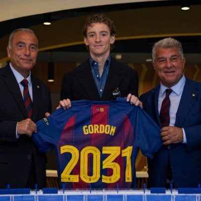 Barcelona tem recursos para comprar Gordon e mirar João Pedro e Julián Álvarez
